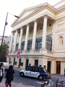 ロイヤル・オペラハウス(コヴェント・ガーデン王立歌劇場)の外観。英国を代表する最高峰のバレエ団であるロイヤル・バレエ団は、1931年の設立以来、クラシックバレエから現代的な作品まで幅広く上演している。