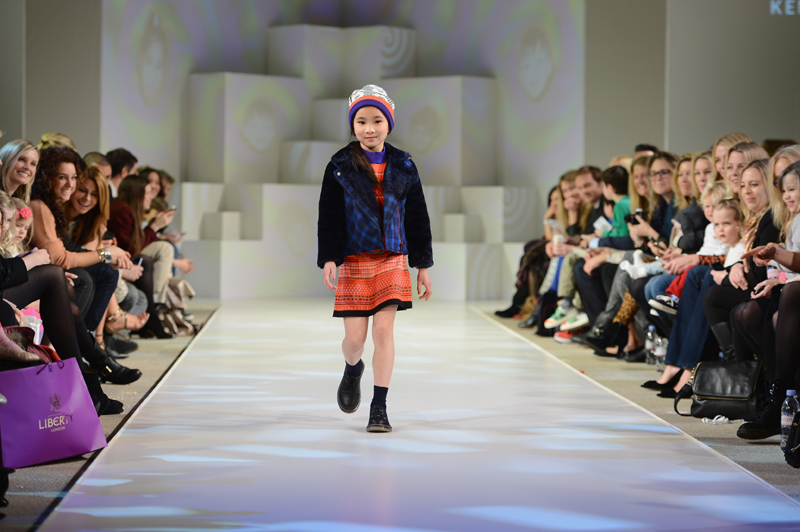 ランウェイを歩くのはみんなジュニアモデル! LONDON, ENGLAND - MARCH 19: A model wearing Kenzo Look1 Autumn/Winter '13 walks the runway at the Global Kids Fashion Week AW13 media and VIP show at The Freemason's Hall on March 19, 2013 in London, England. (Photo by Ian Gavan/Getty Images for AlexandAlexa.com)(C)2013 Getty Images