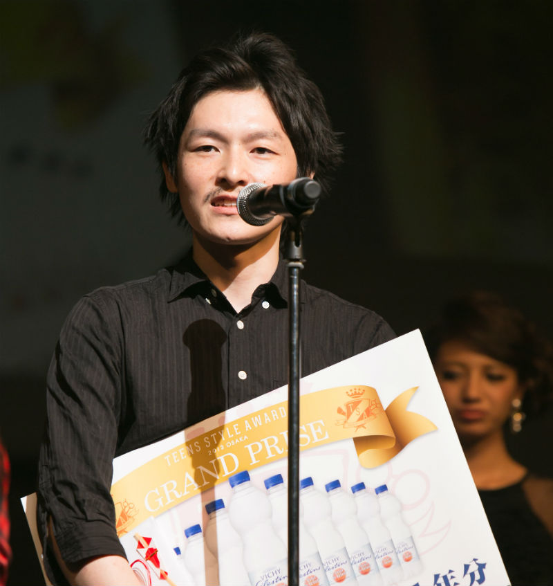 「グランプリを取れて嬉しいです!!モデルの加藤さんが喜んでくれたことが一番嬉しいですね。ショーとサロンワークって全く別モノのようなイメージかもしれませんが、実はそうでもないと思います。お客様だったりモデルさんだったりが持っている魅力をどう引き出すか、ということは、ショーでもサロンワークでも同じこと。かわいくしたい、キレイにしたい、それに尽きると思いますよ!」 「グランプリを取れて嬉しいです!!モデルの加藤さんが喜んでくれたことが一番嬉しいですね。ショーとサロンワークって全く別モノのようなイメージかもしれませんが、実はそうでもないと思います。お客様だったりモデルさんだったりが持っている魅力をどう引き出すか、ということは、ショーでもサロンワークでも同じこと。かわいくしたい、キレイにしたい、それに尽きると思いますよ!」