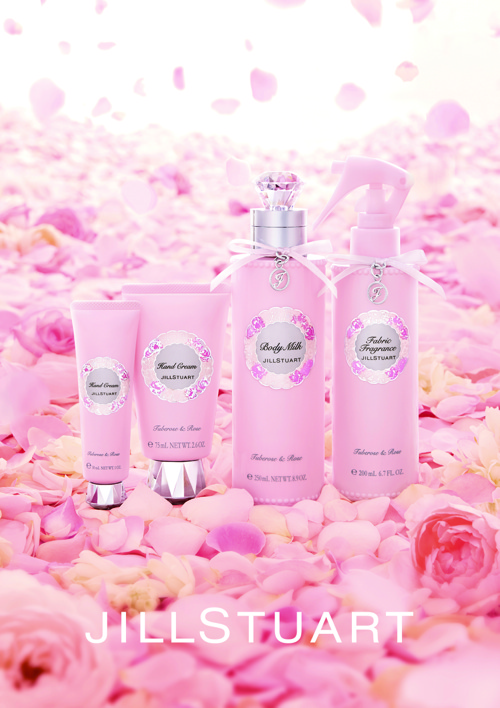 (左から)ジルスチュアート リラックス ハンドクリームR(30g)¥1,260(75g)¥2,520、ジルスチュアート リラックス ボディミルクR(250ml)¥3,150、ジルスチュアート リラックス ファブリックフレグランス(200ml)¥2,625/以上すべてジルスチュアート ビューティ(2013年12月6日発売)