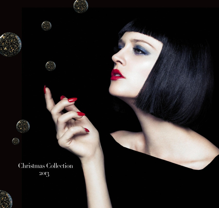 光り輝くクリスマスにふさわしい、きらびやかなラインナップの「2013 Christmas Collection」。使用アイテム:デコレイティッド アイズ(オセロ ミラージュ、ナイト サファイア)、ライプ リップス ルージュ(ミューズ)、ライプ リップス ルージュ グロス(ルビー)、トリートメント ネイル ラッカー(レッデスト) /EMODA COSMETICS