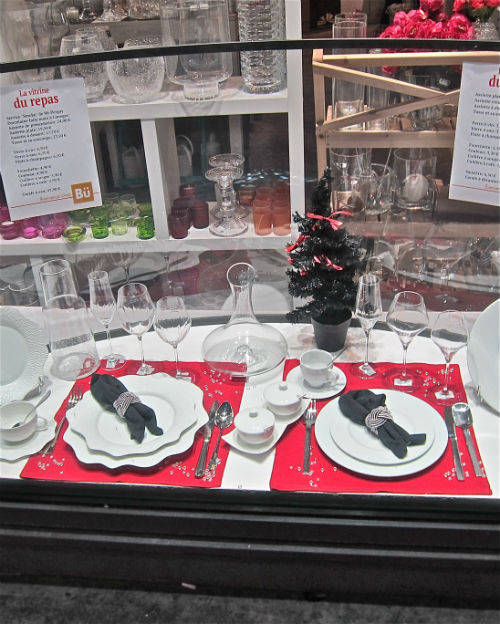 こちらはパリ5区、カルチェラタン地区にある雑貨屋さんのテーブルコーディネート。赤＆黒で今年らしいモードな感じ。