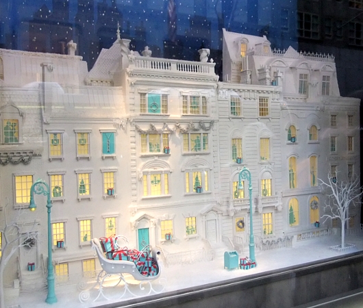 こちらはティファニー(Tiffany&Co.)本店のもの。雪の街の風景に、ティファニーカラーが印象的。