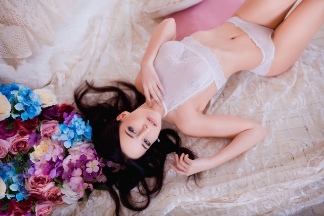 BM_Young, sexy woman with perfect body posing in lingerie at luxury interior close to flowers_104908291