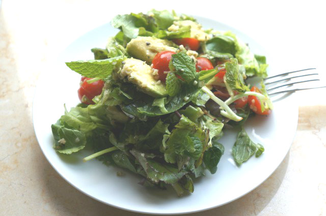 Cherry-Tomato-Avocado-Hemp-Seeds-Salad-01-640x425