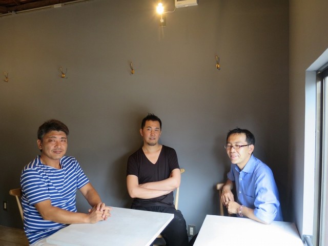 右から、オーナーの山本雅也さん、シェフの一川洋海さん、店舗デザインプロデュースを行った矢沢慎一郎さん