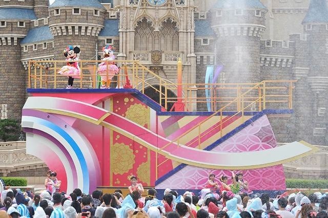 豪快な水しぶきの中 楽しくダンス 16夏も ディズニー夏祭り で暑さを吹き飛ばそう きれいのニュース Beauty News Tokyo
