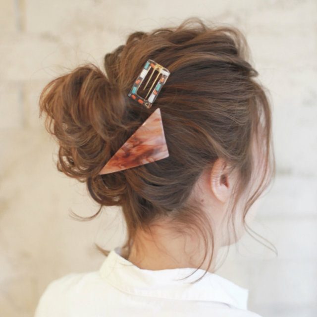 ミディアムヘアやボブだから今っぽく仕上る 人気の シニヨン を手軽に ミディアムヘアやボブだから今っぽく仕上る 人気の シニヨン を手軽に