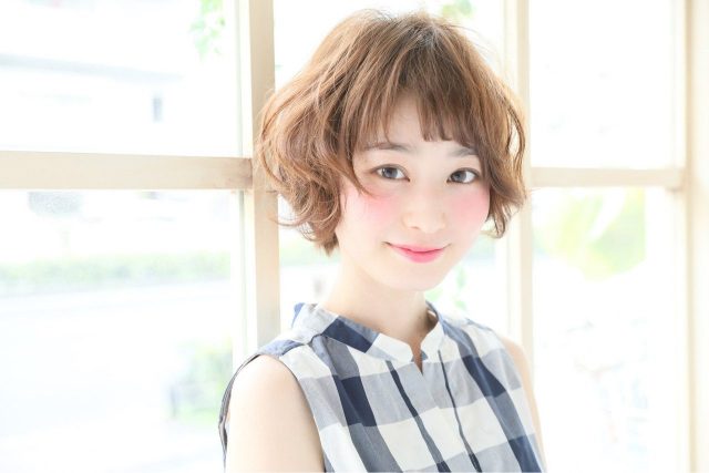 小顔見せ アシメ前髪 でトレンド感をon 旬顏ショートヘアで知的な大人可愛さを演出して きれいのニュース Beauty News Tokyo